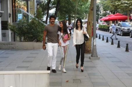 Burak Ã–zÃ§ivit, Ceylan Ã‡apa And Merve Bolugur | Burak Özçivit Picture ...