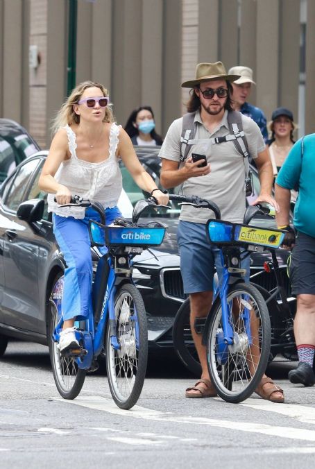 Kate Hudson – With partner Danny Fujikawa go for a CitiBike ride