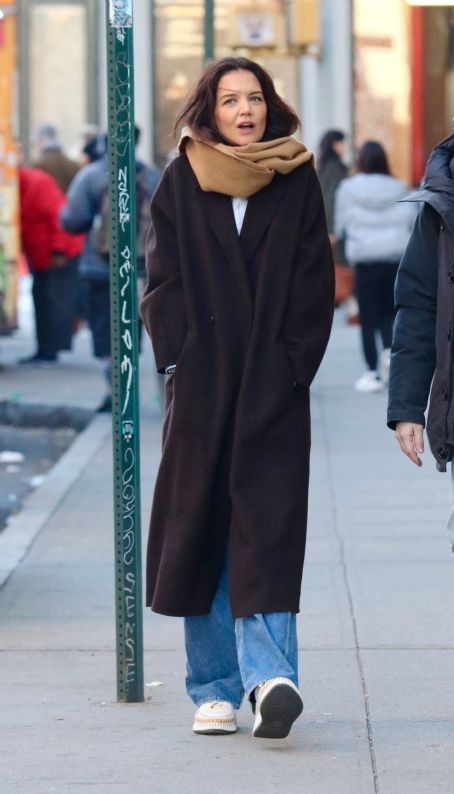 Katie Holmes – In a long coat and scarf in Manhattan’s Soho area