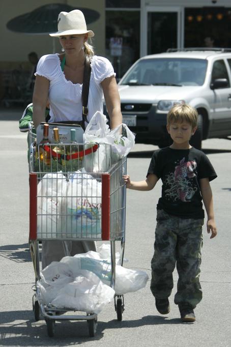 Natasha Henstridge - Grocery Shopping At A Local Market, 2007-08-18