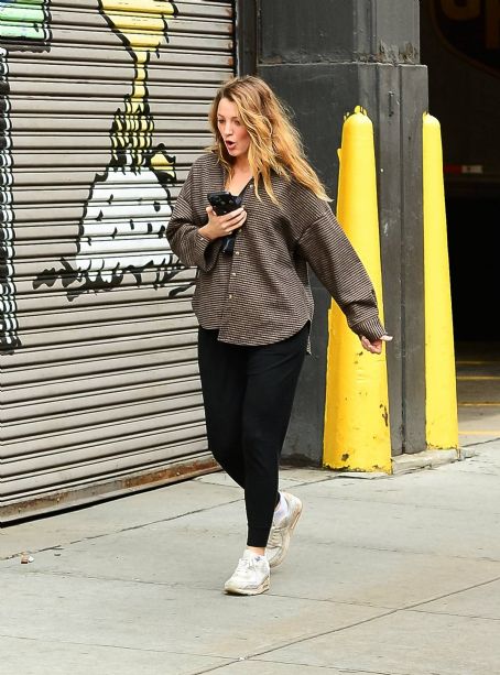 Blake Lively – In black leggings on a stroll in New York - FamousFix