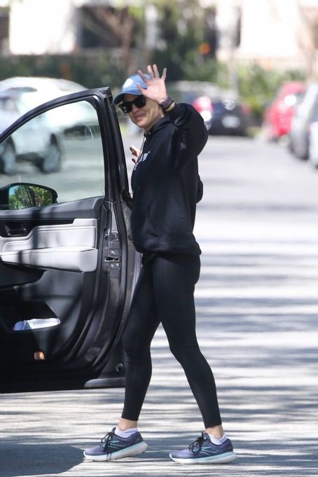 Jennifer Garner – Seen with her friends in Santa Monica
