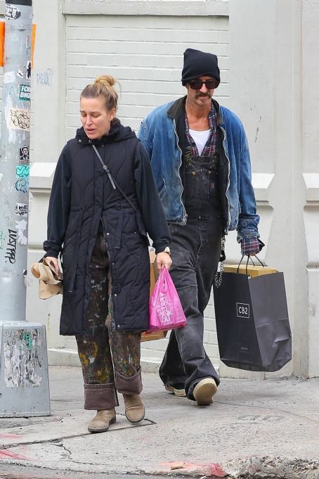 Piper Perabo – With her husband Stephen Kay running errands in New York
