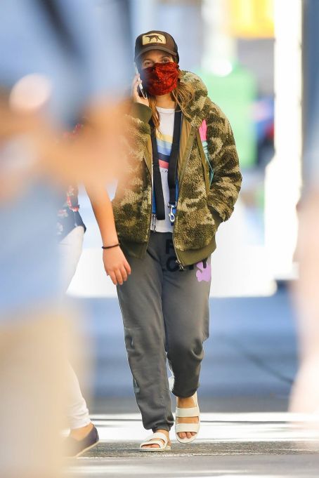 Drew Barrymore – Chats on her phone in New York