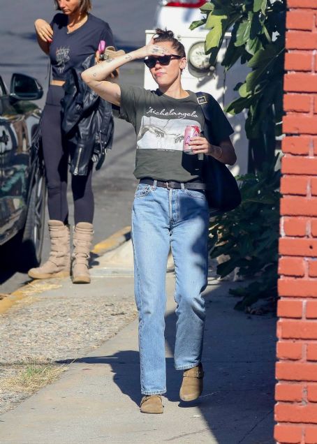 Miley Cyrus – Shopping candids in Highland Park - FamousFix