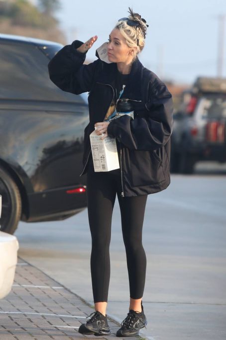 Miley Cyrus – Seen during a grocery shopping in Malibu