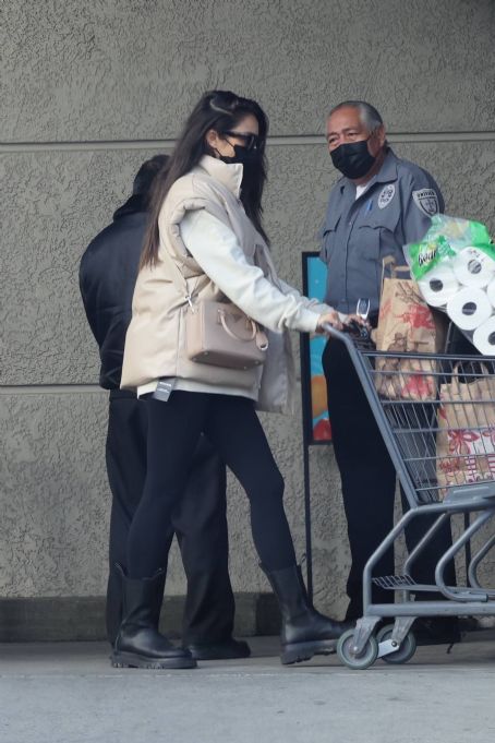 Shay Mitchell – Shopping at a grocery store in Los Feliz