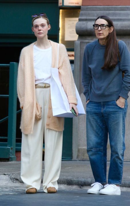 Elle Fanning – Seen on shopping trip with mom in Soho