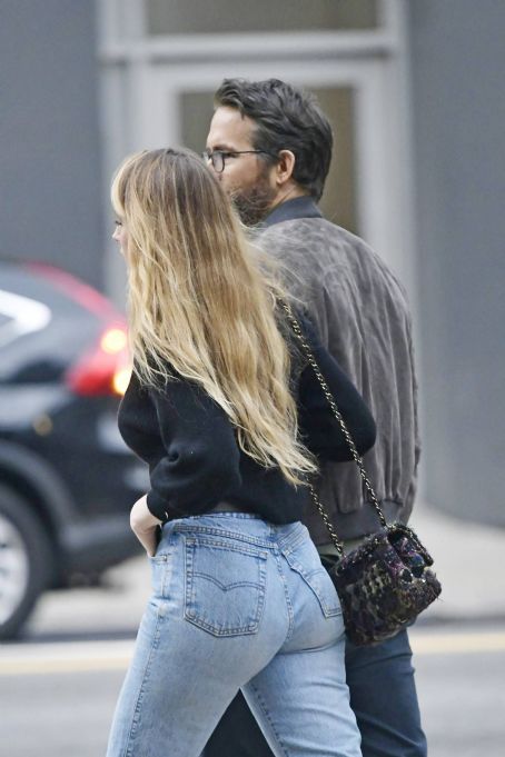 Blake Lively With Ryan Reynolds On A Walk In New York City Famousfix 