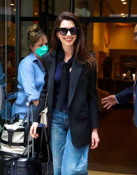 Anne Hathaway – Seen leaving her hotel in New York | Anne Hathaway