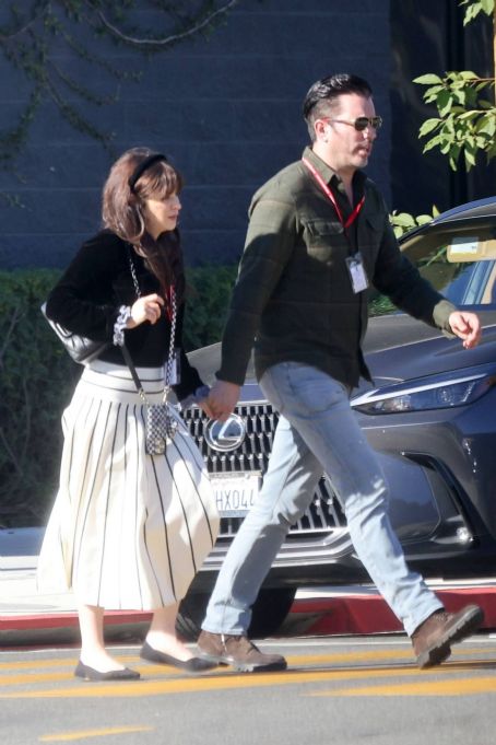 Who is Zooey Deschanel dating? Zooey Deschanel boyfriend, husband