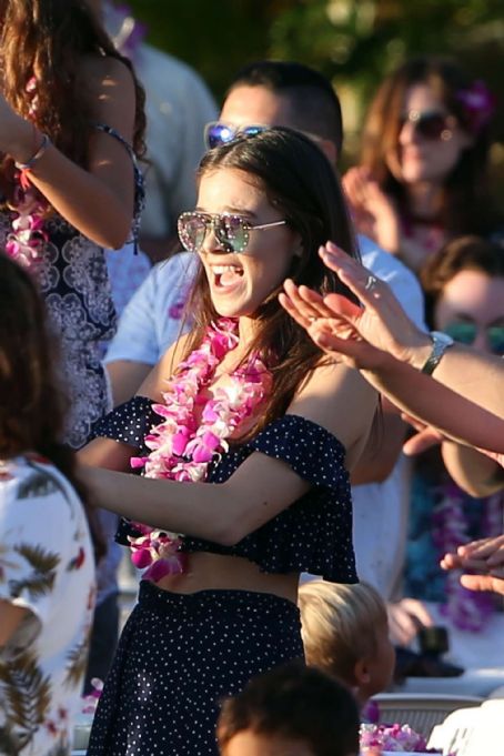 Hailee Steinfeld – Learns a Hawaiian dance at a luau in Maui - FamousFix