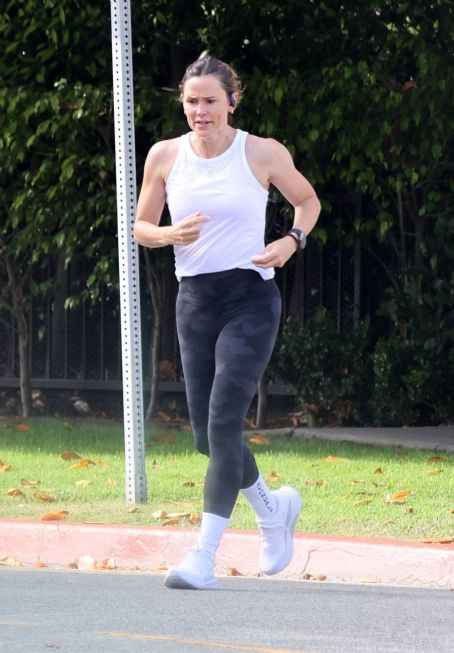 Jennifer Garner – Photographed going on a morning run in Los Angeles
