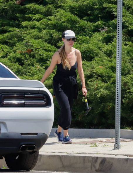 Joanna Krupa – Steps out for a walk in Los Angeles