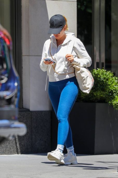 Scarlett Johansson – In leggegings Heading to the gym in New York