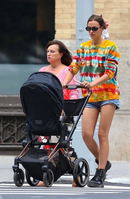 Irina Shayk With Her Daughter Lea In New York Famousfix Com Post