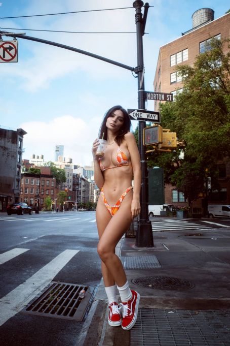 Emily Ratajkowski – Inmoratawomen City Kini May 2024