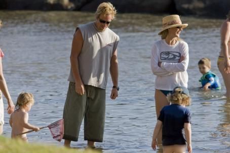 Helen Hunt in Blue bikin enjoys a day in a Hawaiian beach 2008-05-29 ...