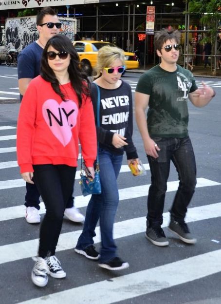 Icarly Cast Miranda Cosgrove Jennette Mccurdy Nathan Kress And Noah Munck Were Seen Hanging 8174