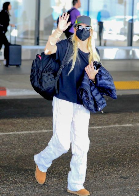 Anna Faris – Arrives at LAX in Los Angeles | Anna Faris Picture