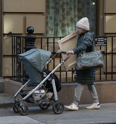 Anna Kendrick – Filming a scene for her new TV series ‘Love Life’ in