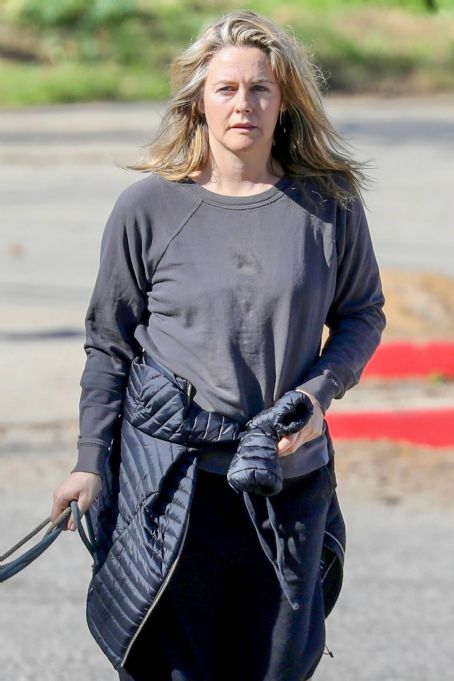 Alicia Silverstone – Hike with her dogs in Los Angeles