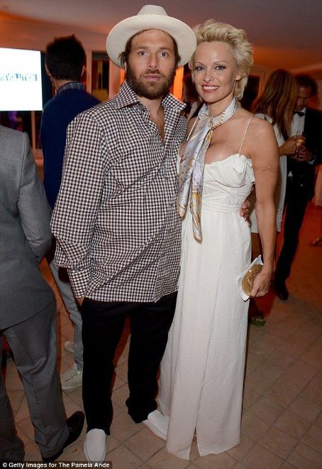 Pamela Anderson 'petitions court to dismiss divorce filing against on-again husband Rick Salomon'
