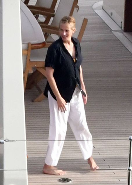 Julia Roberts – Spotted with husband Daniel Moder on a holiday in Positano