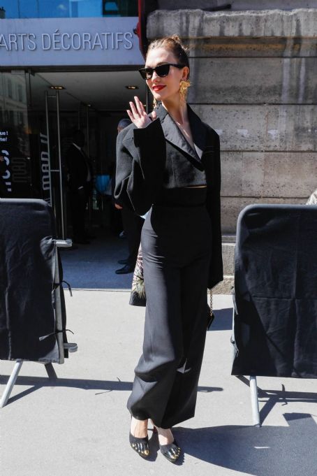 Karlie Kloss – Schiaparelli Haute Couture Fall Winter 2022 2023 show in Paris