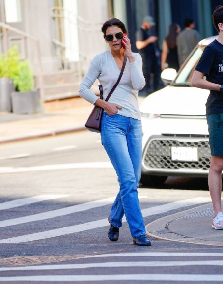 Katie Holmes – In denim out for a stroll in New York