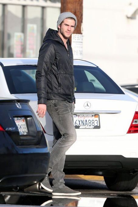 Liam Hemsworth:Urban Outfitters in Studio City
