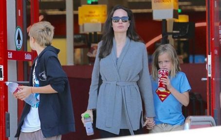 Angelina Jolie walks with daughters in Los Angeles (August 18, 2017)