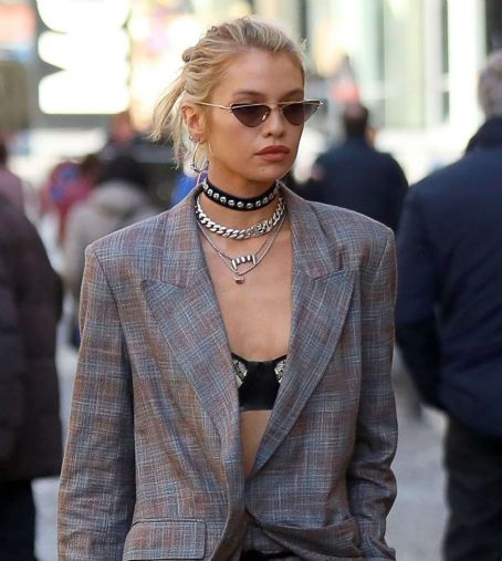Stella Maxwell – Out for a stroll during Milan Fashion Week in Milan