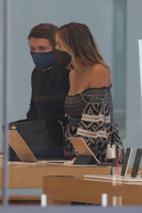Zulay Henao – Out for a shopping trip at the Apple Store in Beverly Hills