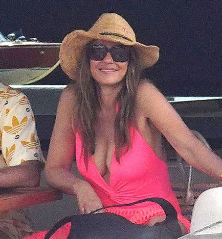 Elizabeth Hurley – On vacation in the South of France