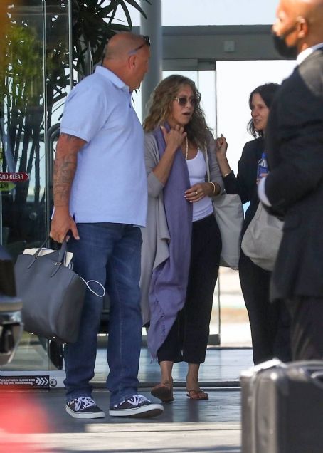 Jennifer Aniston – Jason Bateman, Jimmy Kimmel return from a vacation in The Bahamas