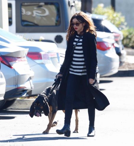 Sarah Hyland – Seenwit her bloodhound dog Carl at vet in Calabasas ...