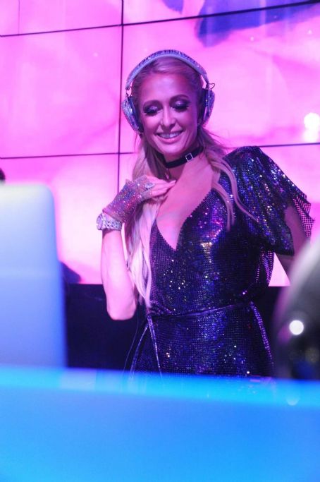Paris Hilton – Performs at the Wall Lounge in Miami Beach