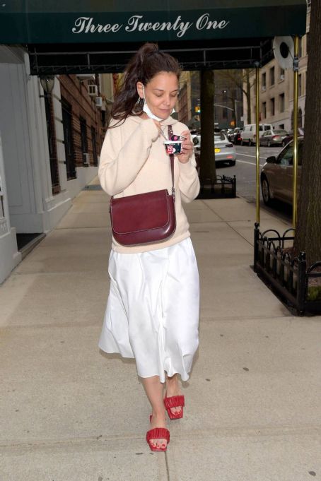 Katie Holmes Steps Out In New York Famousfix