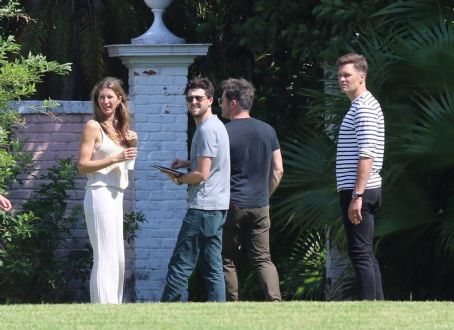 Gisele Bundchen – Seen at newly purchased $17m Miami Beach property