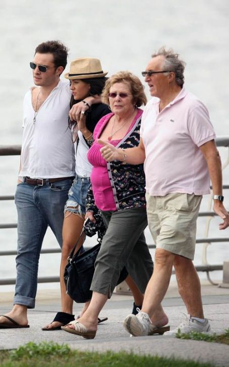 Jessica Szohr Out And About With Ed Westwick And His Parents 9 30 09 Famousfix Com Post