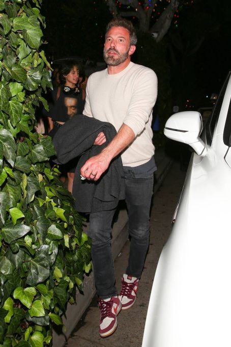 Jennifer Lopez – With Ben Affleck enjoy a family dinner at The Ivy