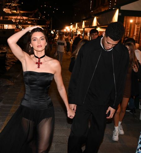 Kendall Jenner – Steps out for dinner in Portofino