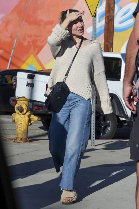 Kristen Bell – Steps out in Los Angeles