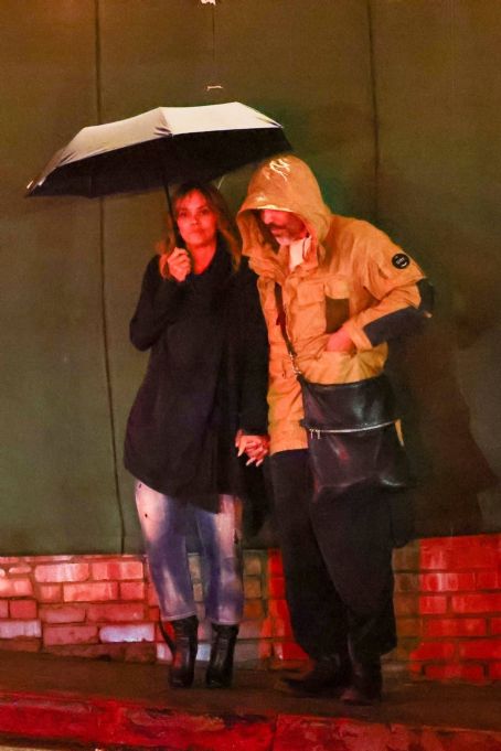Halle Berry – With boyfriend Van Hunt stepped out for dinner in Los Angeles