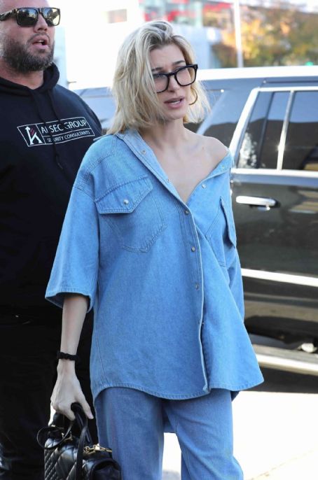 Hailey Baldwin – Heads for lunch in West Hollywood