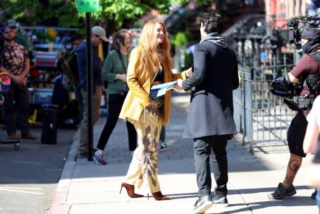 Blake Lively – With Justin Baldoni On set for ‘It Ends With Us’ in Hoboken – New Jersey
