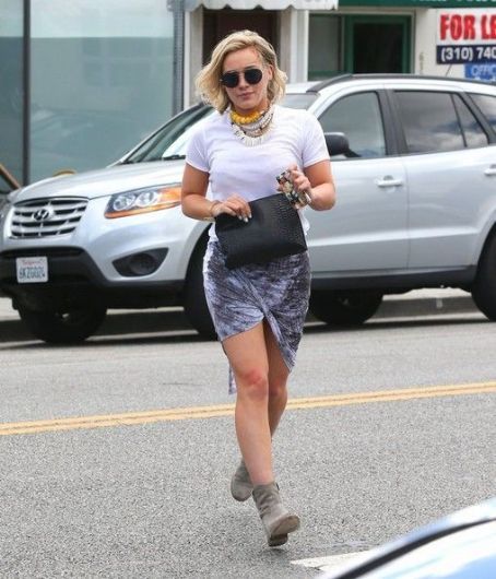 Hilary Duff grabs breakfast at La Conversation cafe on April 2, 2014 in West Hollywood