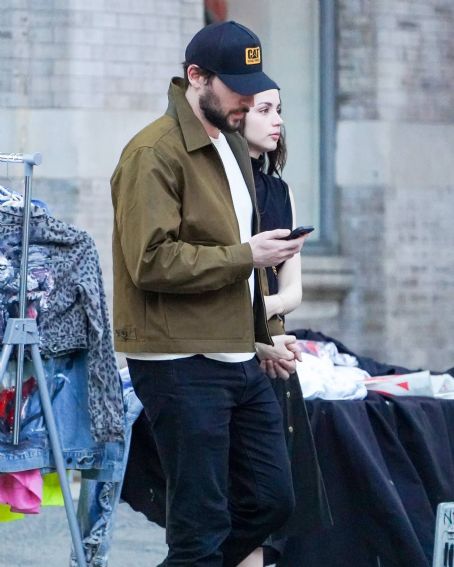 Who is Ana de Armas dating? Ana de Armas boyfriend, husband