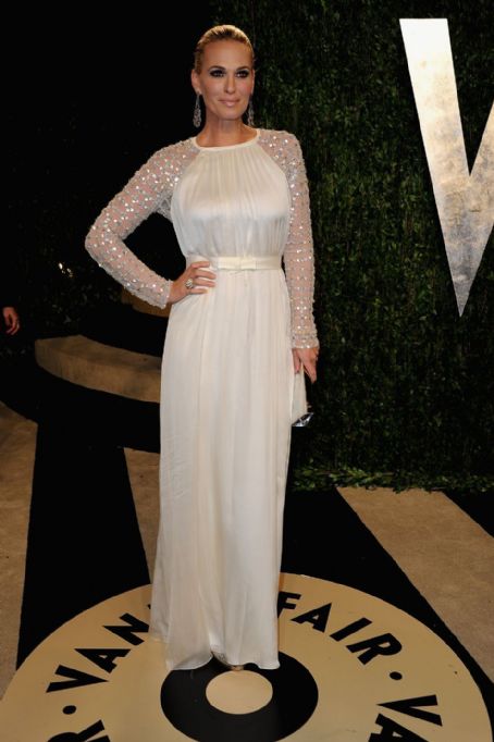 Molly Sims: at the 2013 Vanity Fair Oscar Party - FamousFix